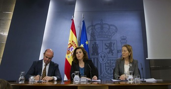 De Guindos, junto con Soraya Sáenz de Santamaría y Ana Pastor en una imagen de archivo. (Jaime REINA/AFP)