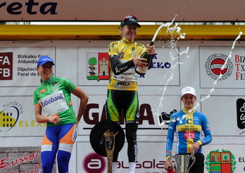 Judith Arndt garaipena ospatzen podiumean. (Luis JAUREGIALTZO / ARGAZKI PRESS)