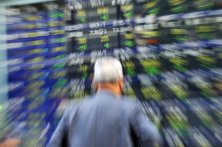 Un hombre observa las pantallas de la Bolsa de Tokio. (Yoshikazu TSUNO/AFP PHOTO)