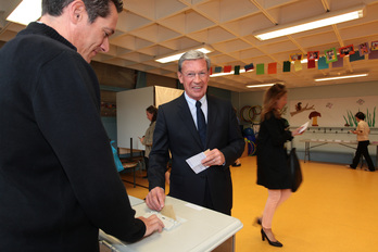 Jean Grenet deposita su voto en Baiona. (P.TOHIER/PHOTOMOBILE)