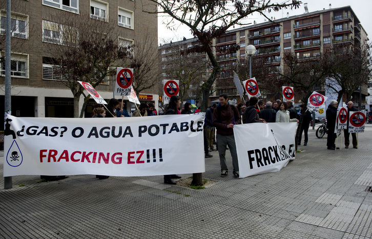 Concentración contra el «fracking» en el Palacio Europa de Gasteiz (Raul BOGAJO/ARGAZKI PRESS)