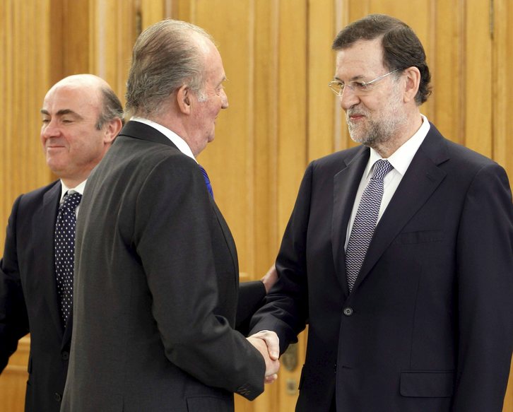 Mariano Rajoy y su ministro de Economía, Luis de Guindos, en una recepción de Juan Carlos de Borbón. (Ángel DÍAZ/AFP PHOTO)
