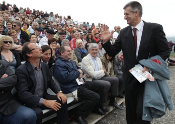 Jean Lassalle, iazko abuztuan Larrañen, ‘Telesforo Monzon’ pastoralean, François Hollande agurtzen. (Bob EDME)