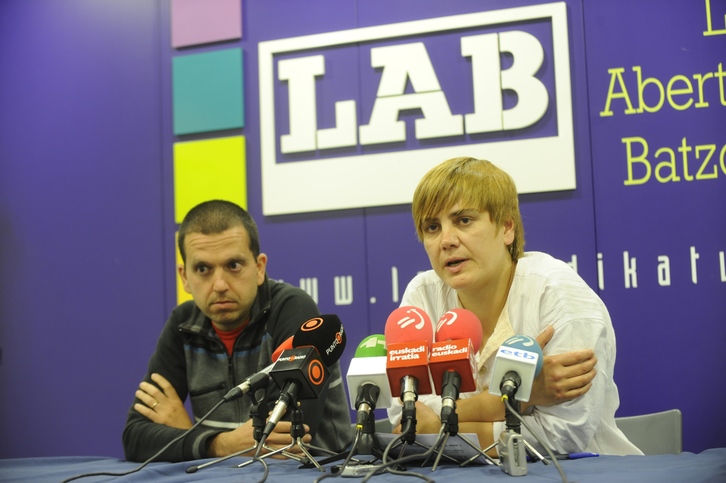 Oihan Ostolaza, secretario de Política de Empleo, y Ainhoa Etxaide, secretaria general de LAB. (ARGAZKI PRESS)