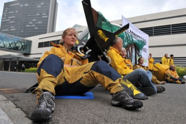 Activistas de Greenpeace en la entrada de la sede del Consejo Europeo. (Georges GOBET/AFP)