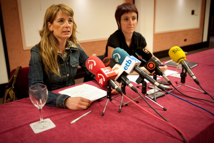 Ainhoa Zabalo eta Amaia Agirregabiria, Lezo eta Pasaiako alkateek, prentsaurrekoa eman dute Donostian. (Gari GARAIALDE/ARGAZKI PRESS)