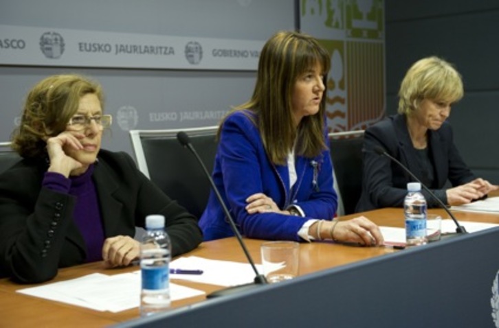 Manuela Carmena, Idoia Mendia e Inés Ibáñez de Maeztu, durante la presentación del decreto. (Raúl BOGAJO/ARGAZKI PRESS)