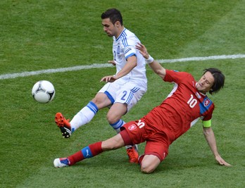Tomas Rosicky (ezkerrean) eta Giannis Maniatis, arratsaldeko partidan. (Francisco LEONG/AFP)