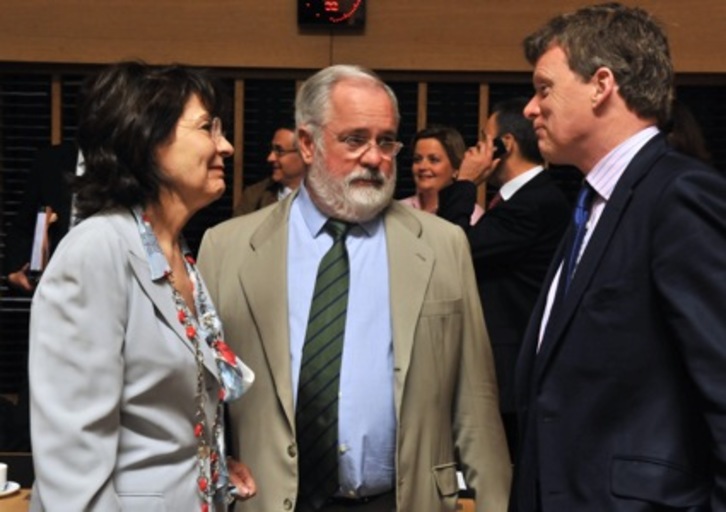La comisaria de Pesca, Maria Damanaki; el ministro español del ramo, Miguel Arias Cañete, y su homólogo británico, Richard Benyan. (Georges GOBET/AFP) 