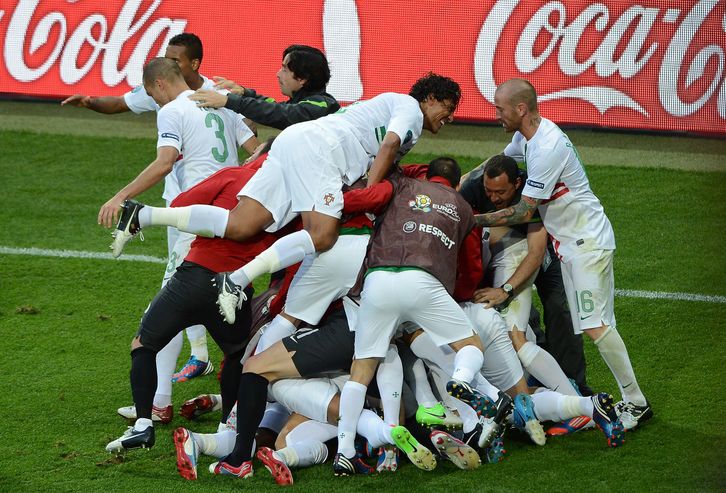 Portugaldarrak, gola ospatzen. (Anne-Christine POUJOULAT/AFP)