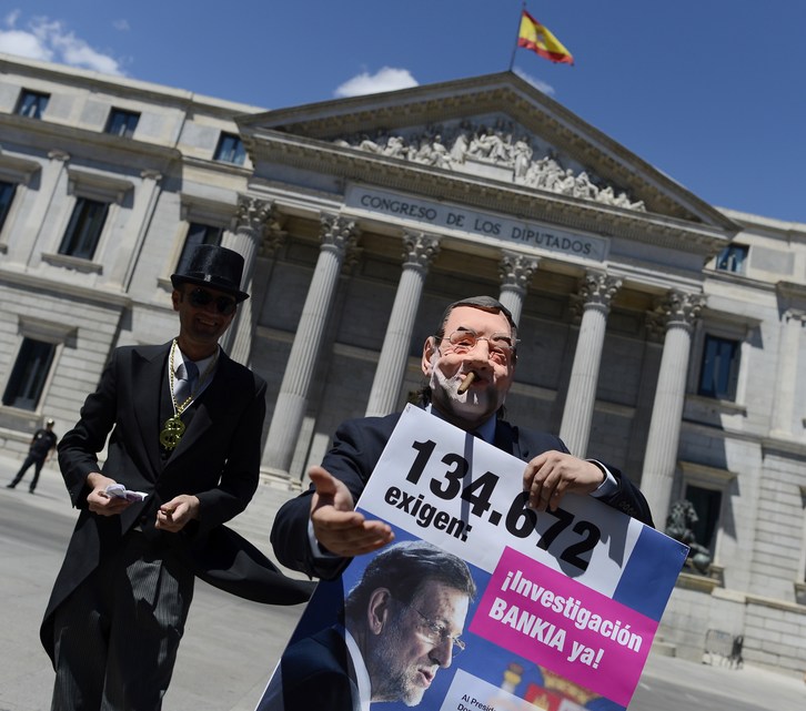 Acto simbólico contra el rescate de Bankia y las entidades financieras ante el Congreso de los diputados (Dani POZO/AFP)