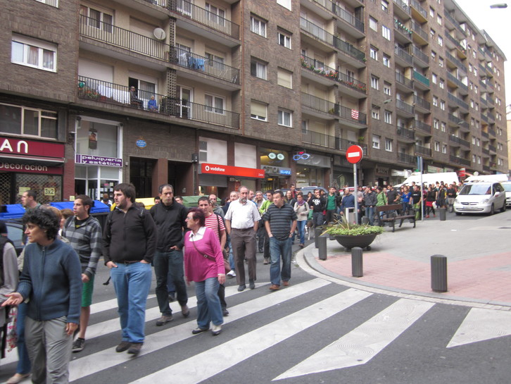 Manifestación celebrada ayer en Santutxu para denunciar el arresto de Lander Fernández. (NAIZ.INFO)
