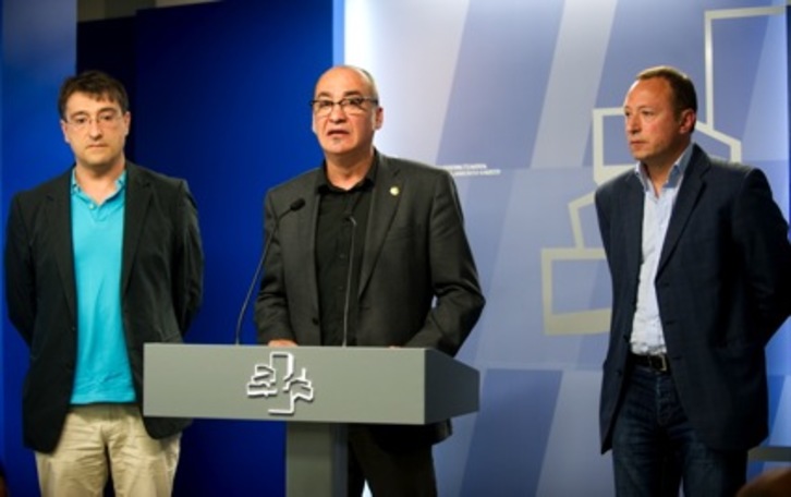 Josu Ruiz, Martin Garitano y Juanjo Agirrezabala, en la comparecencia de hoy. (Raúl BOGAJO/ARGAZKI PRESS)