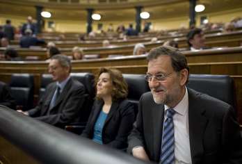 En primer plano, Mariano Rajoy, en el Congreso. (Dani POZO/AFP PHOTO)