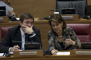 Roberto Jiménez y Yolanda Barcina, durante una sesión en el Parlamento de Iruñea. (Idoia ZABALETA/ARGAZKI PRESS)