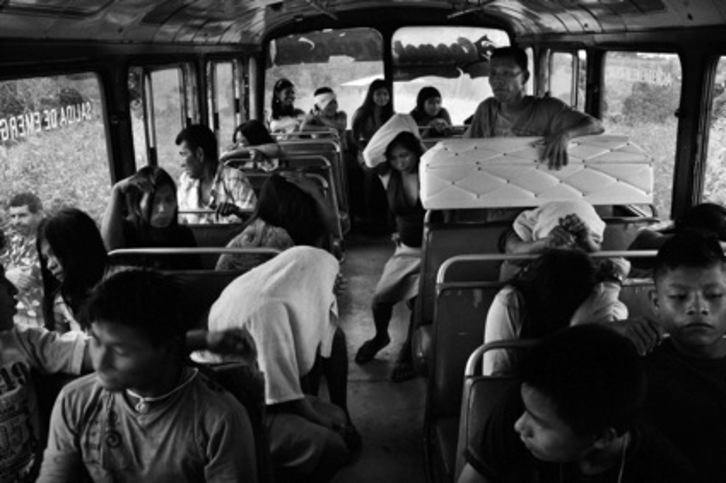 Un hombre lleva un ataúd dentro de un autobús. (Unai ARANZADI)