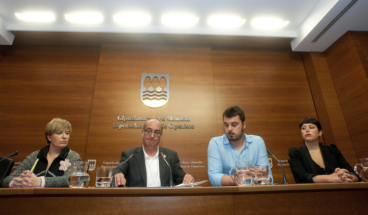 Garitano, en el centro, con parte de su equipo, durante la rueda de prensa de esta mañana en la Diputación. (Juan Carlos RUIZ/ARGAZKI PRESS)