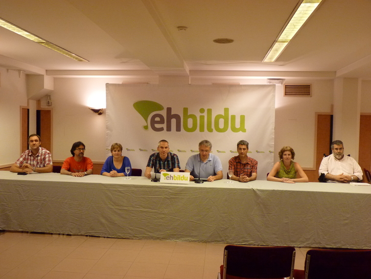 Representantes de EA, Aralar, izquierda abertzale y Alternatiba, esta tarde en Donostia. (NAIZ.INFO)