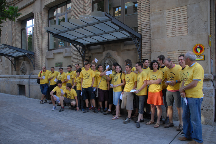 Algunos de los encausados, en la sede central de Correos de Iruñea. (NAIZ.INFO)