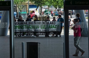 Protesta de EHE en el BEC de Barakaldo durante la OPE de Osakidetza. Luis JAUREGIALTZO/ARGAZKI PRESS