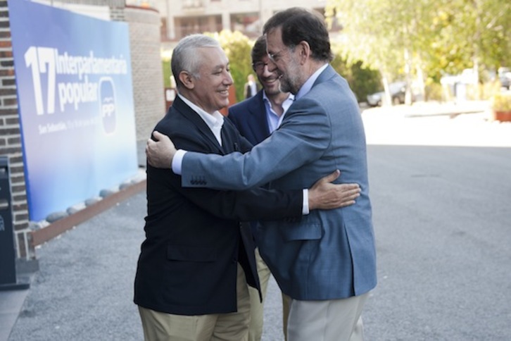 Mariano Rajoy saluda a Javier Arenas ante la presencia de Iñaki Oyarzabal, hoy en Donostia. Gari GARAIALDE/ARGAZKI PRESS