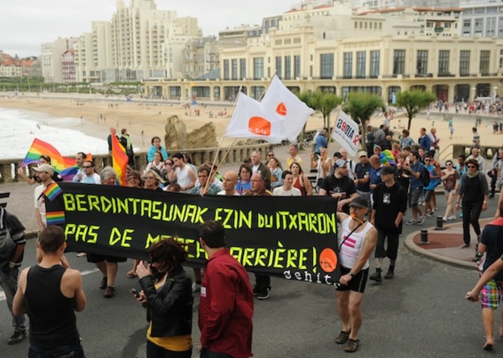 Marcha a favor de la legalización de los derechos de los homosexuales en Biarritz. Gaizka IROZ