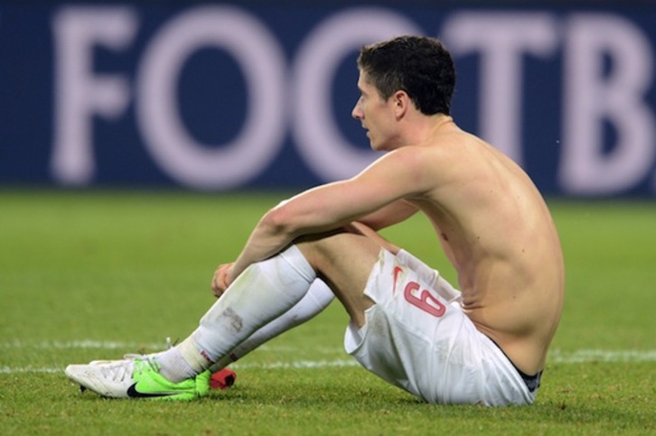 Robert Lewandowski aurrelari poloniarra kanporatzea sinetsi ezinda. Janek SKARZYNSKI/AFP