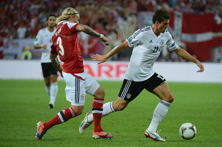 Mario Gómez se lleva el balón ante el defensa danés Kjaer. (Damien MEYER / AFP)