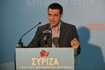 El líder de Syriza, Alexis Tsipras, durante su intervención de anoche. (Louisa GOULIAMAKI/AFP)