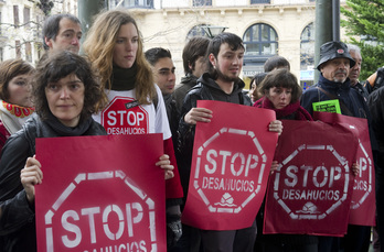 Acto de protesta de Stop Desahucios frente a la sede de Kutxa en Donostia (Andoni CANELLADA/ARGAZKI PRESS)
