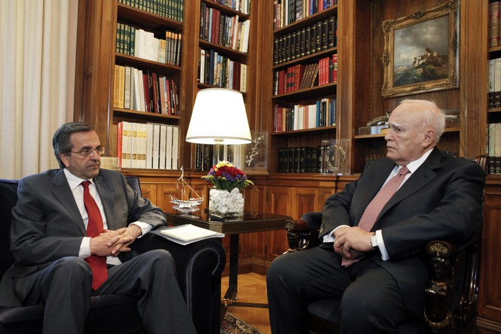 Samaras, a la izquierda, junto con el presidente griego, Karolos Papulias. (Yorgos KARAHALIS/AFP)