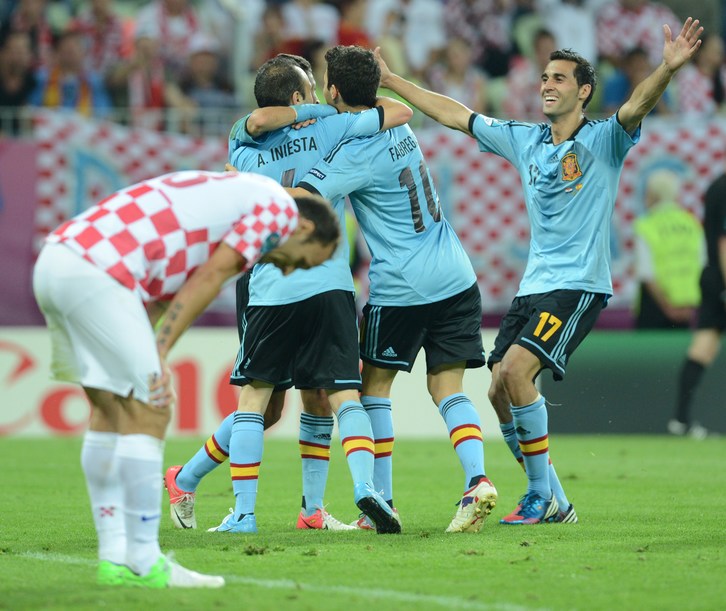 Espainiako jokalariak, Jesus Navasen gola ospatzen. (Christof STACHE/AFP PHOTO)