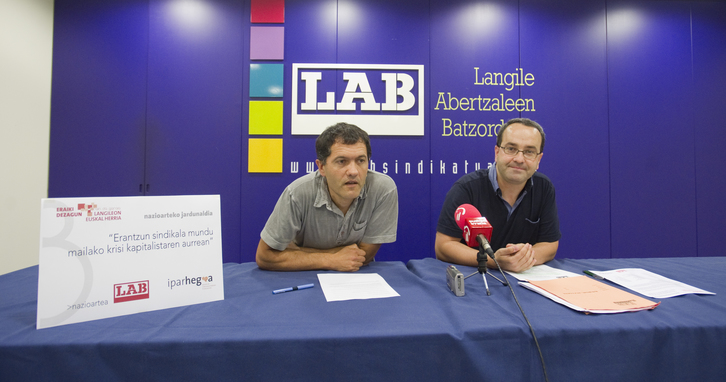 El secretario general adjunto de LAB, Jabi Garnika, y el secretario de Internacionales, Igor Urrutikoetxea, en la presentación de la Conferencia. (Gorka RUBIO/ARGAZKI PRESS)