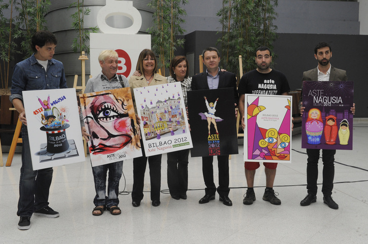 Miembros del jurado sostienen los seis carteles finalistas. (Monika DEL VALLE/ARGAZKI PRESS)