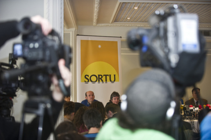 Los promotores de Sortu presentaron la nueva formación en febrero de 2011. (Luis JAUREGIALTZO/ARGAZKI PRESS)