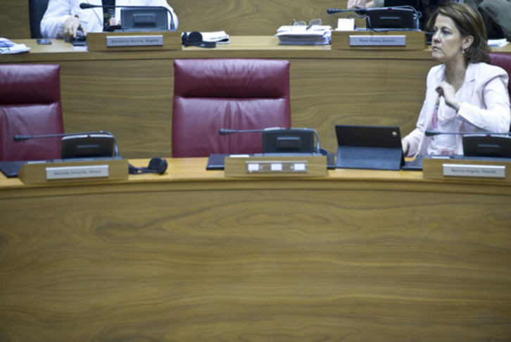 Yolanda Barcina en el Parlamento navarro. (Jagoba MANTEROLA/AFP)