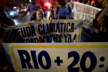 Activistas protestan ante la sede de la conferencia, en Río de Janeiro. (Christophe SIMON/AFP)