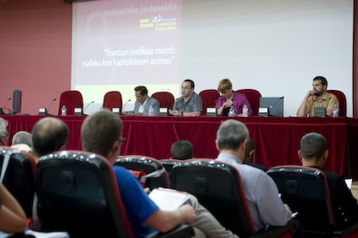 En el centro de la mesa, Ainhoa Etxaide e Igor Urrutikoetxea. (Iñigo URIZ/ARGAZKI PRESS)