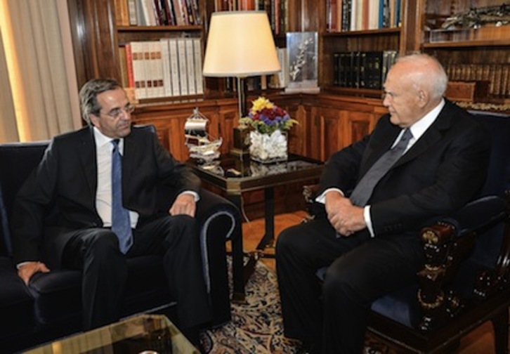 El líder del partido conservador Nueva Democracia, Antonis Samaras con el Presidente griego, Karolos Papoulias. (Andreas SOLARO/AFP)