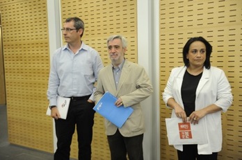Olano, Cano y Romero han sido los encargados de registrar la moción. (ARGAZKI PRESS)