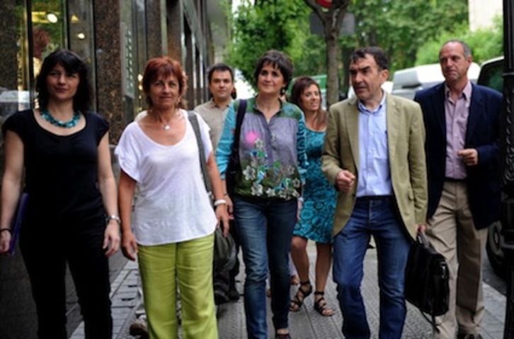 Los promotores de Sortu, junto con el abogado Iñigo Iruin, esta mañana en Bilbo. (ARGAZKI PRESS)