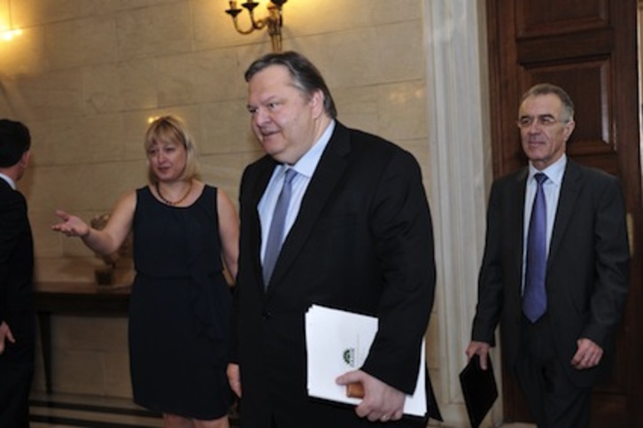 El líder de Pasok, Evangelos Venizelos, con el nuevo ministro de Finanzas, Vassilios Rapanos. (Louisa GOULIAMAKI/AFP)