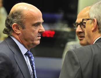 Luis de Guindos charla con su homólogo francés y Jean-Claude Juncker. (Georges GOBET/AFP PHOTO)