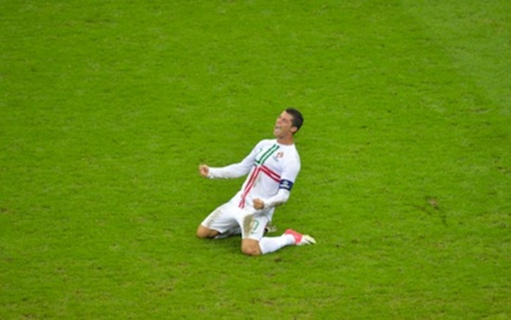 Cristiano Ronaldo, pozik, bere selekzioaren garaipena ospatzen. (Gabriel BOUYS/AFP PHOTO)