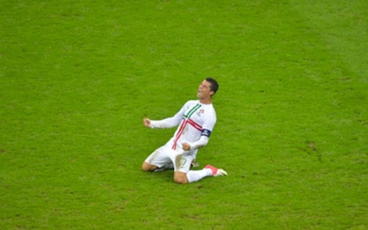 Cristiano Ronaldo, pozik, bere selekzioaren garaipena ospatzen. (Gabriel BOUYS/AFP PHOTO)