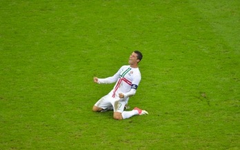 Cristiano Ronaldo, pozik, bere selekzioaren garaipena ospatzen. (Gabriel BOUYS/AFP PHOTO)