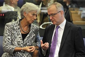 Christine Lagarde y Olli Rehn, ayer en el encuentro de Luxemburgo. (Georges GOBET/AFP)