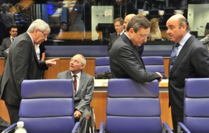 Luis de Guindos, a la derecha, junto al presidente del Eurogrupo, Jean-Claude Juncker, y el titular de Finanzas alemán, Wolfgang Schaeuble. (Georges GOBET/AFP)