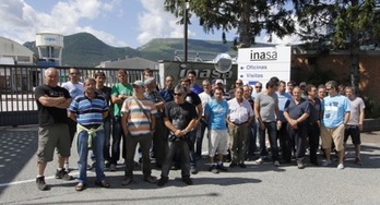 Los trabajadores huelguistas de Inasa, a las puertas de la factoría de Irurtzun. (Gotzon ARANBURU)