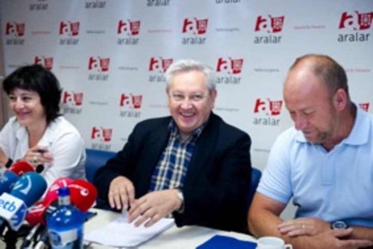 Asun Fdez. de Garaialde, Patxi Zabaleta y Txentxo Jiménez, en la comparecencia de hoy. (Iñigo URIZ/ARGAZKI PRESS)